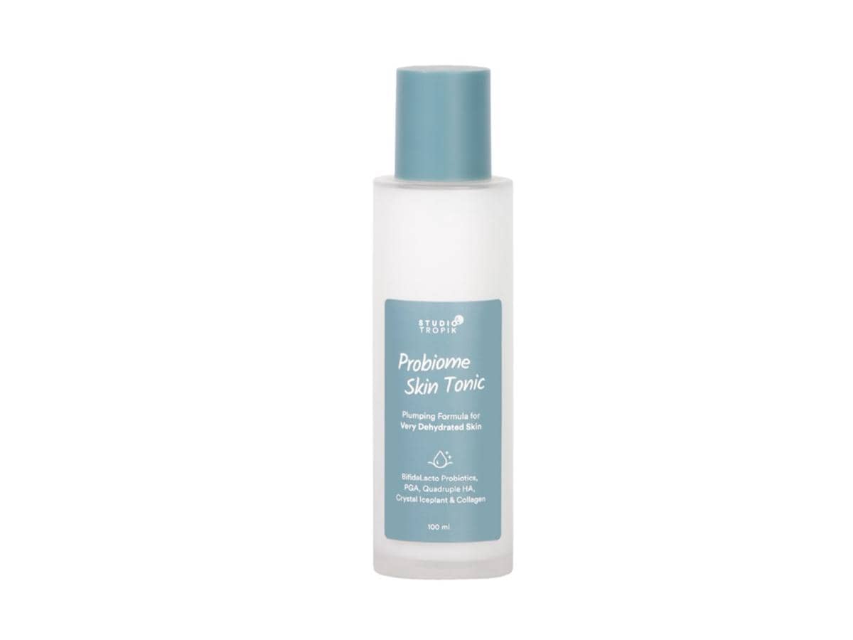 Produk Studio Tropik Probiome Skin Tonic dalam kemasan botol perawatan kulit untuk penggunaan wajah harian.