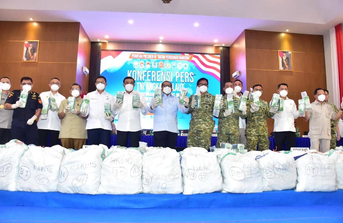 Menko Polkam Djamari Chaniago bersama pejabat negara memusnahkan barang bukti narkotika jenis ketamine seberat 1,3 ton di Mako Kodaeral IV.