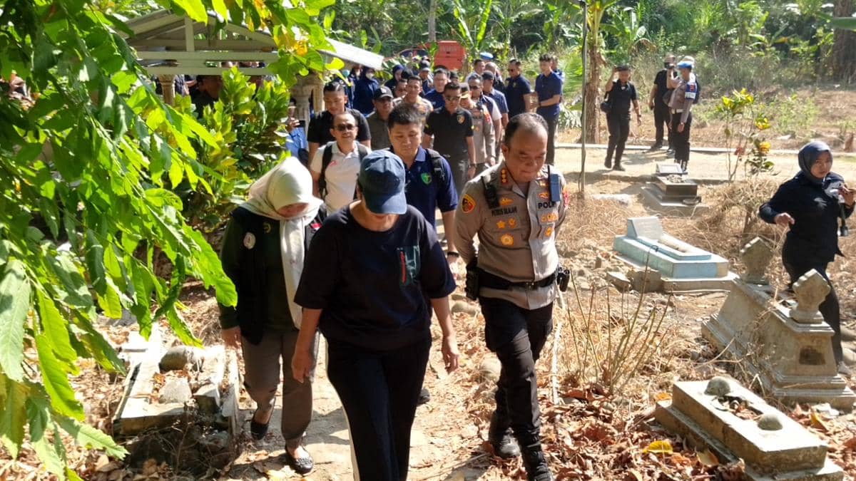 Proses ekshumasi jenazah Sutrimo di Banyumas, Rabu (12/8/2026). (IDN Times/Cokie Sutrisno)