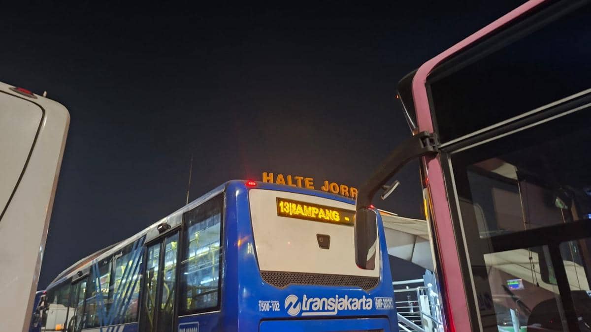 Bus Transjakarta Koridor Puri Beta dan CBD (Rute 13B dan 13) mogok, penumpang ramai-ramai jalan kaki, Rabu (12/8/2026) malam. (IDN Times/Mar