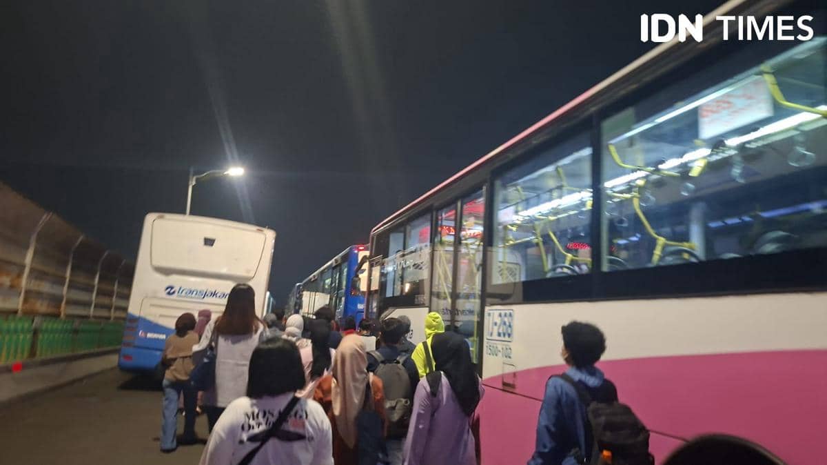 Bus TransJakarta Mogok di Petukangan, Penumpang Ramai-Ramai Jalan Kaki