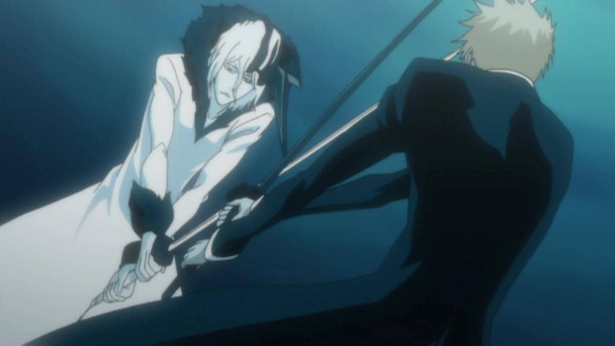 Ichigo Kurosaki menghunus pedang saat bertarung melawan wujud gabungan Zangetsu dalam adegan anime Bleach.