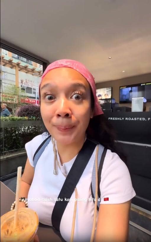 Dhea Ananda menikmati liburan di China dan membagikan momen perjalanan melalui akun Instagram pribadinya.