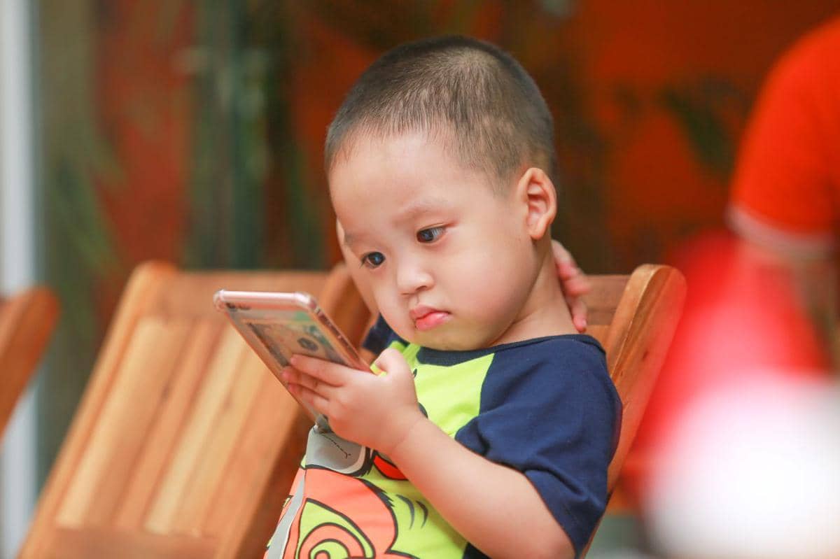 5 Alasan Jangan Menjanjikan Main Smartphone ke Anak