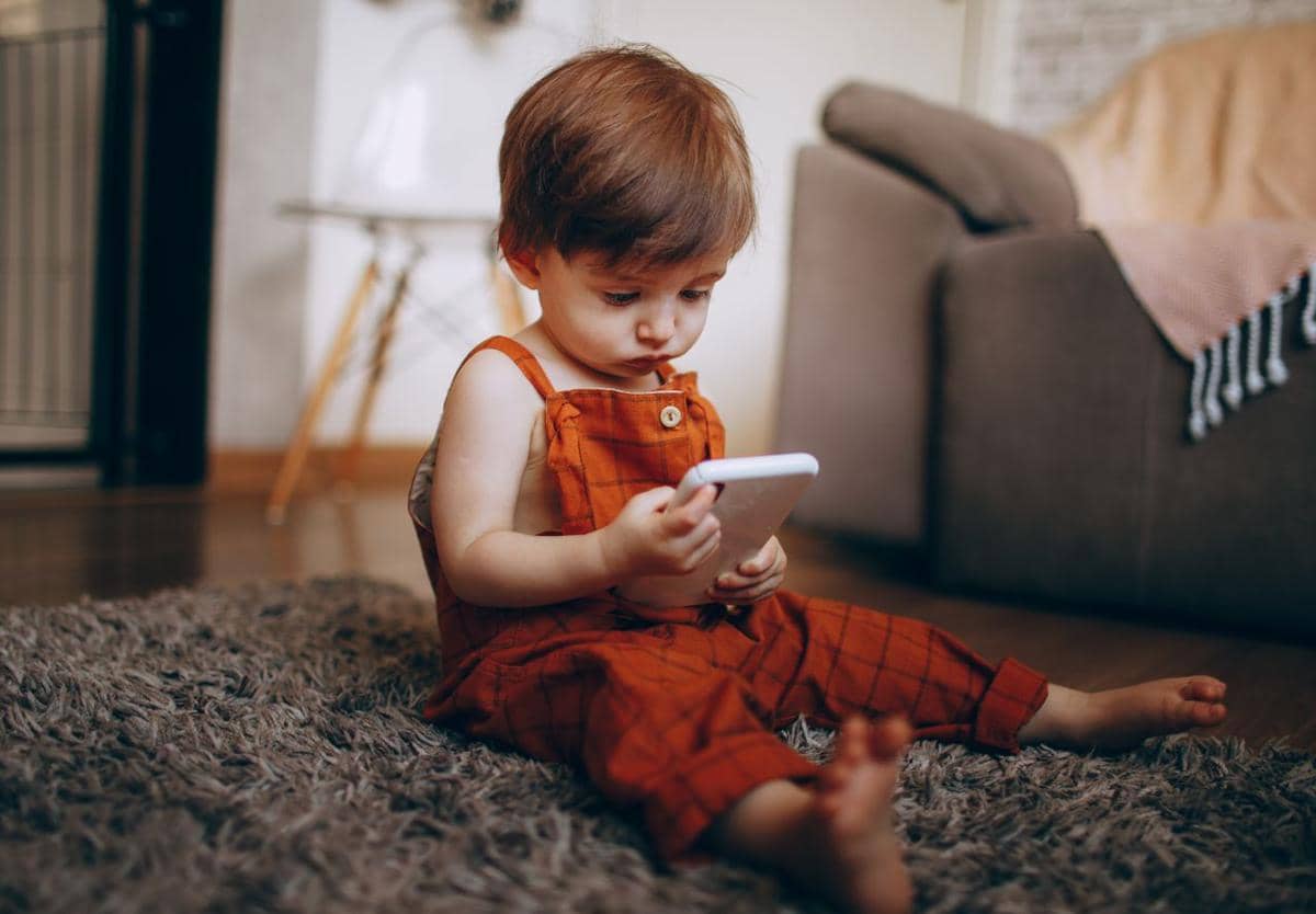 bermain smartphone