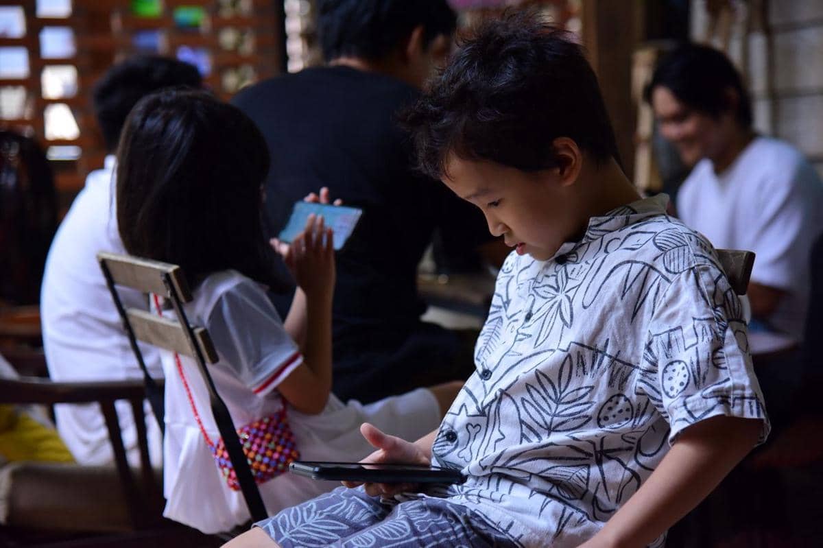 anak main smartphone