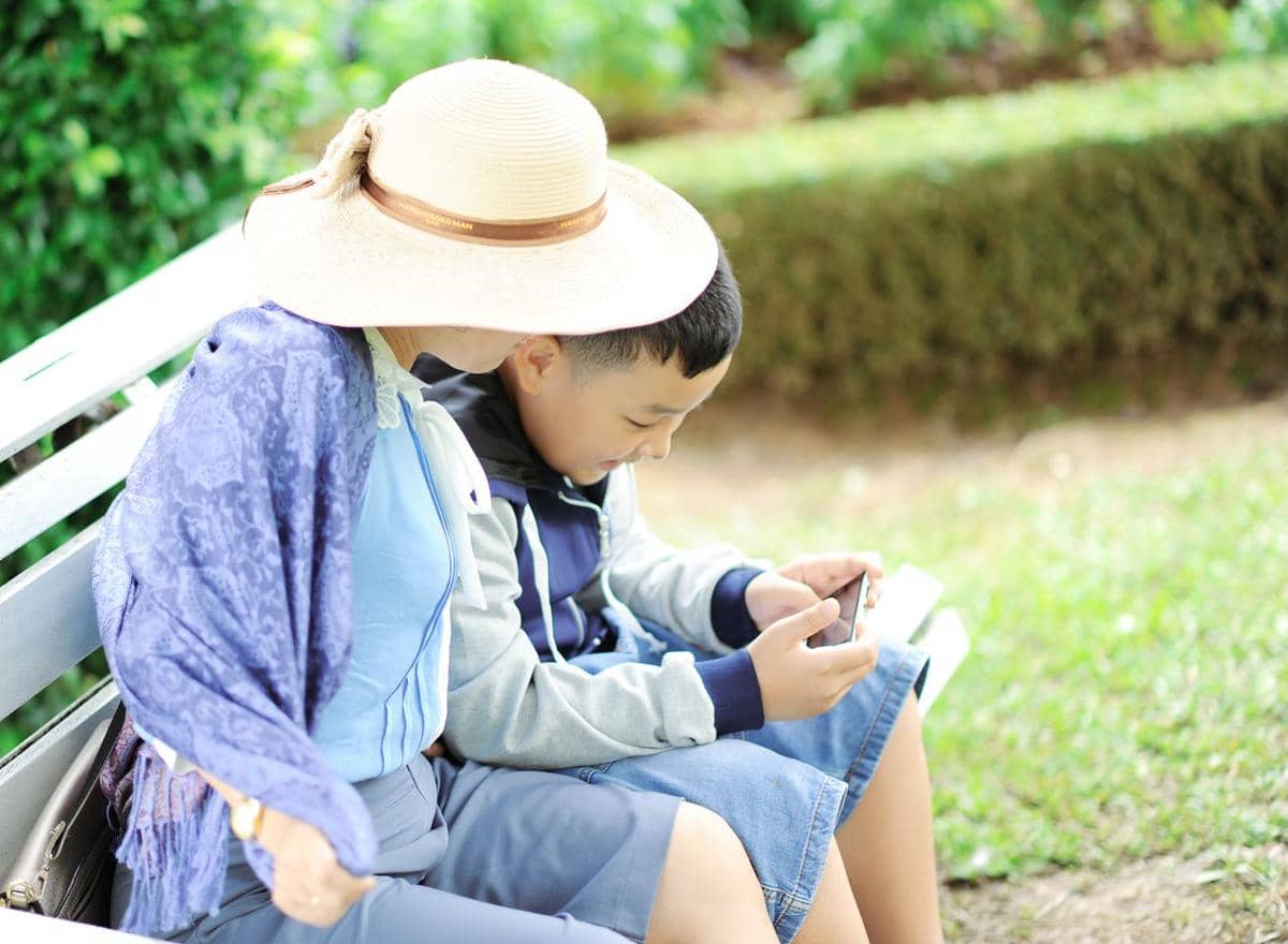 anak menggunakan smartphone
