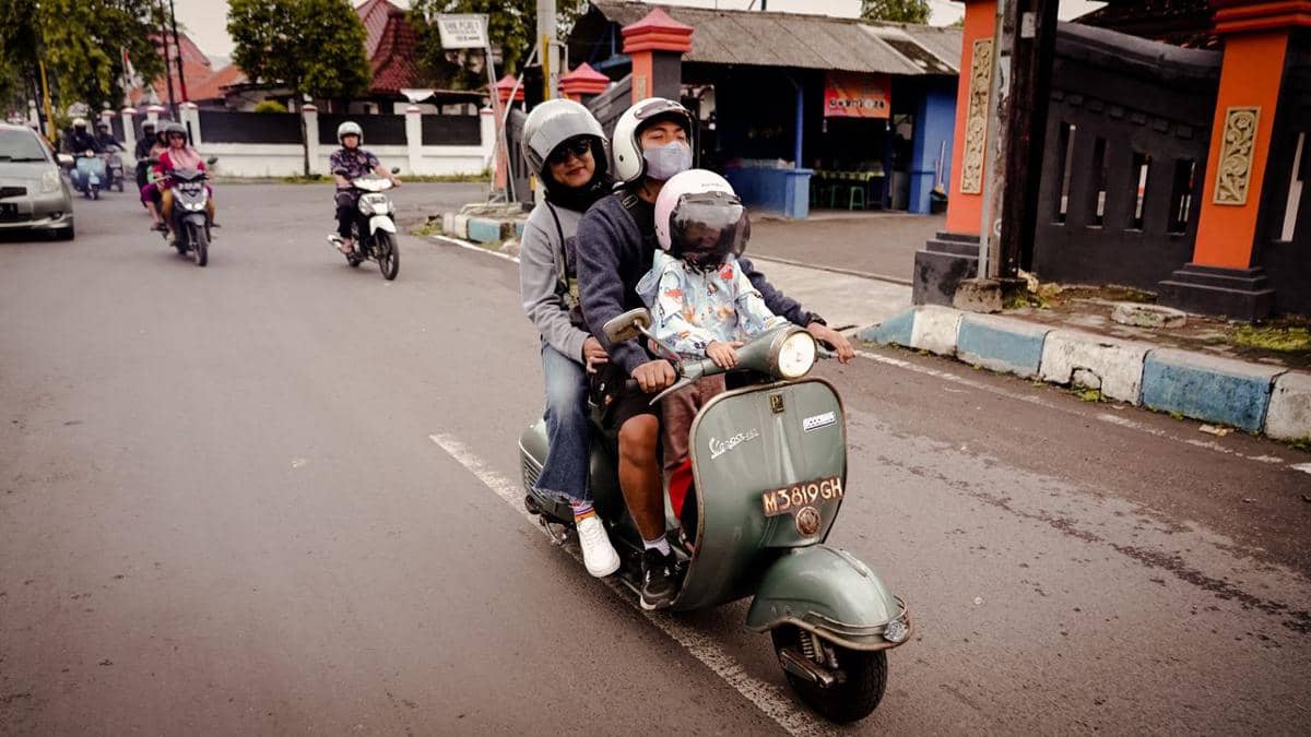 berboncengan