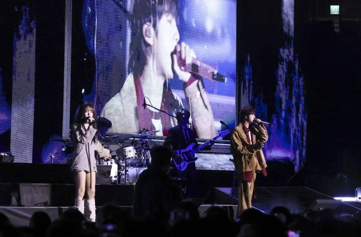 Wendy dan Jin bawakan lagu "Heart on the Window"