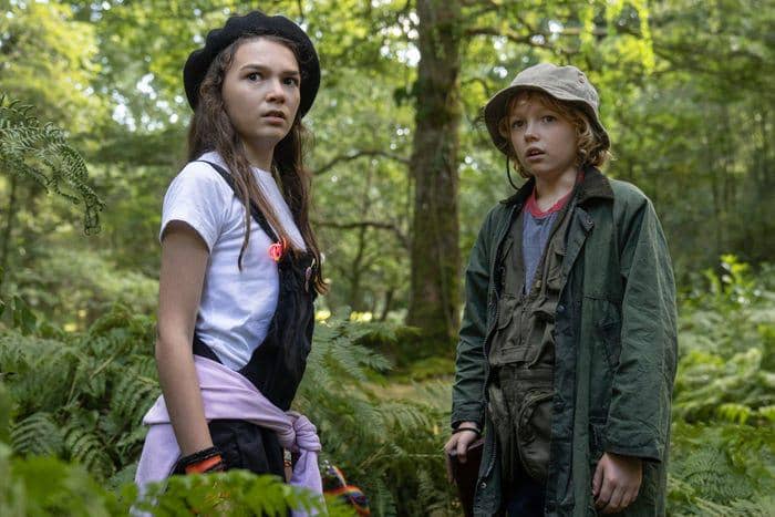 Christian Convery (kanan) dalam film Cocaine Bear