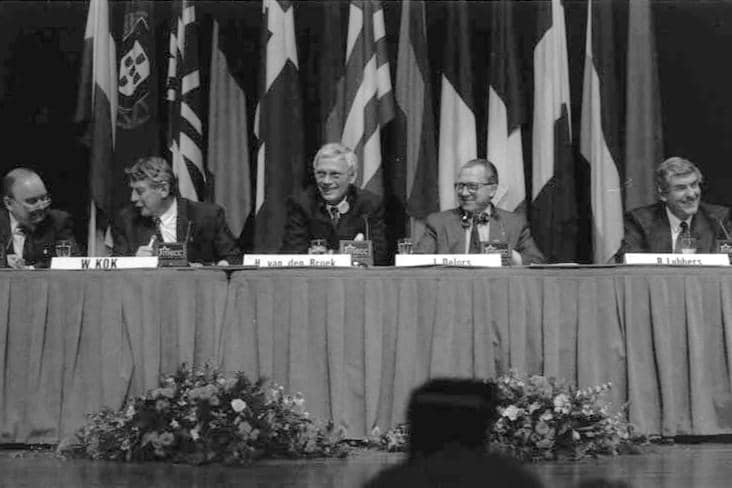 Konferensi pers KTT Eropa di Maastricht pada 1991 yang menghasilkan kesepakatan menuju Perjanjian Maastricht
