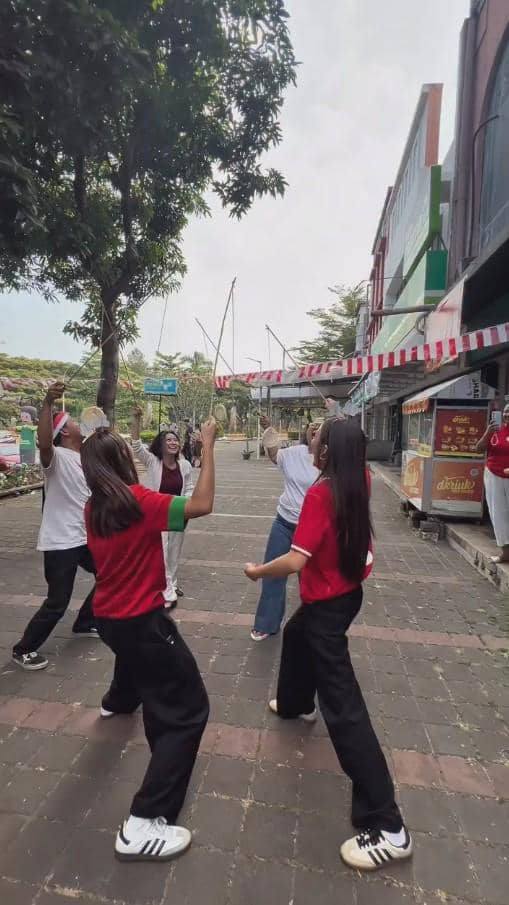 Donna Agnesia dan Karyawan Lomba 17-an (instagram.com/dagnesia)