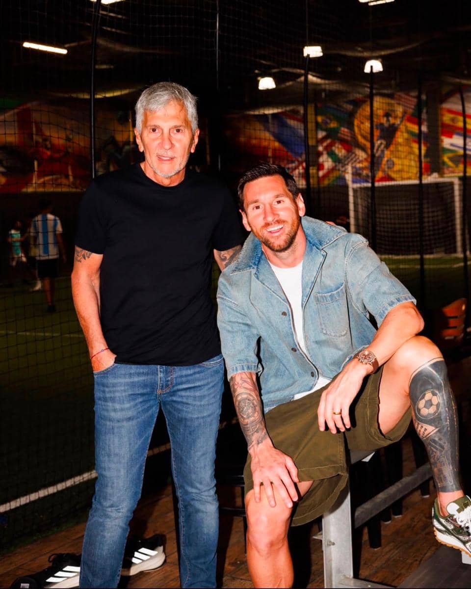 Potret kenangan Lionel Messi bersama ayahnya, keduanya tersenyum dalam foto yang diunggah di Instagram.