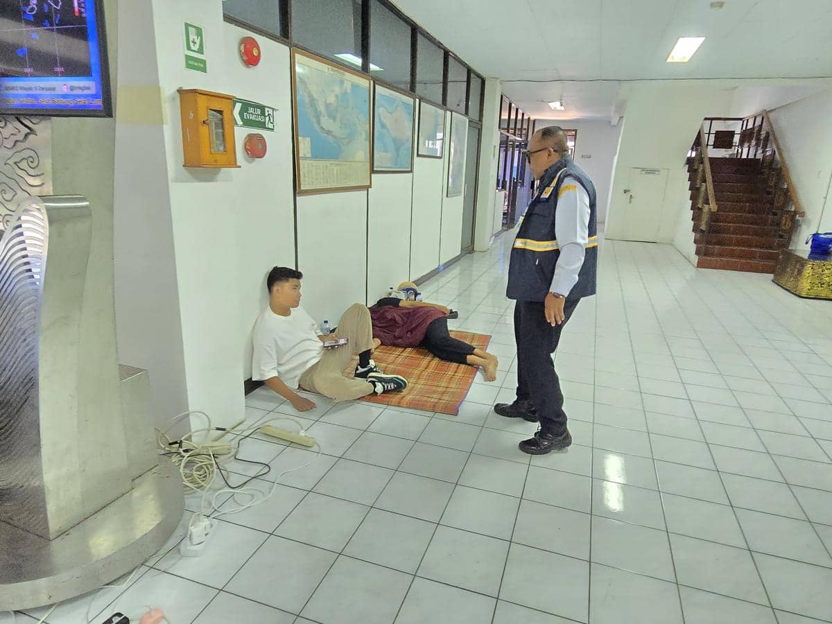 Keluarga Menanti Kabar Selvina Korban KMP Putri Yasmin di Padang Bai