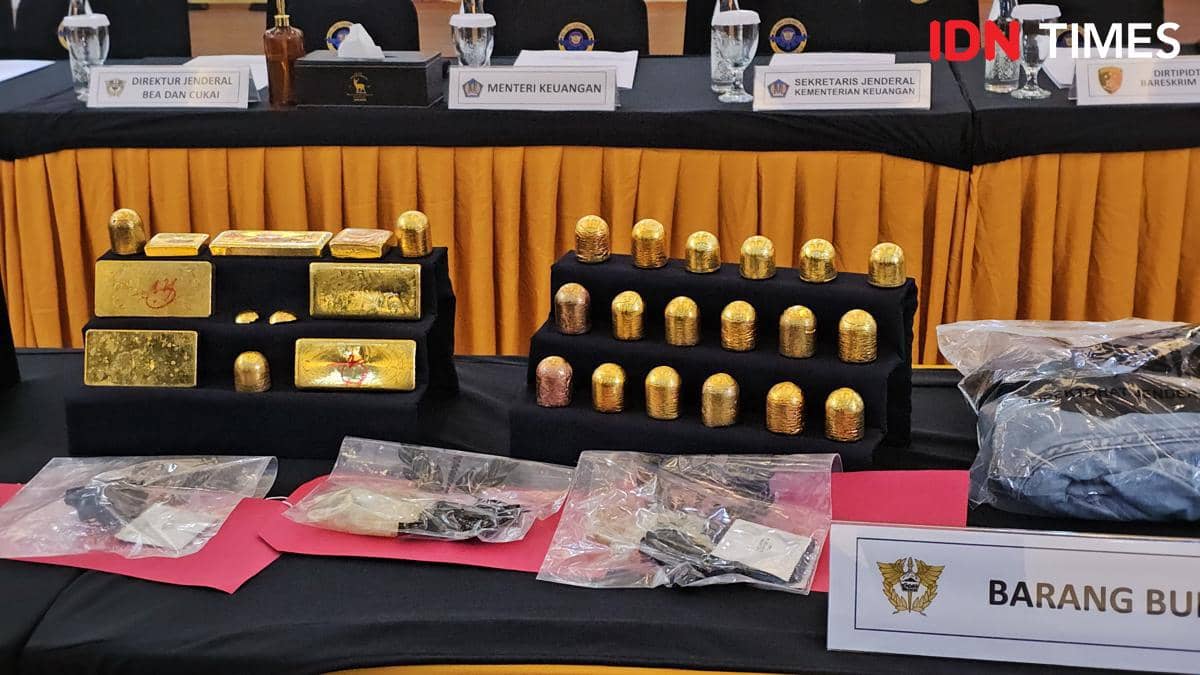 Sejumlah petugas memperlihatkan barang bukti emas seberat 23 kilogram yang digagalkan penyelundupannya di Bandara Soetta.