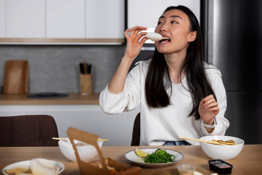 ilustrasi perempuan makan