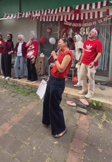 Donna Agnesia dan Karyawan Lomba 17-an (instagram.com/dagnesia)