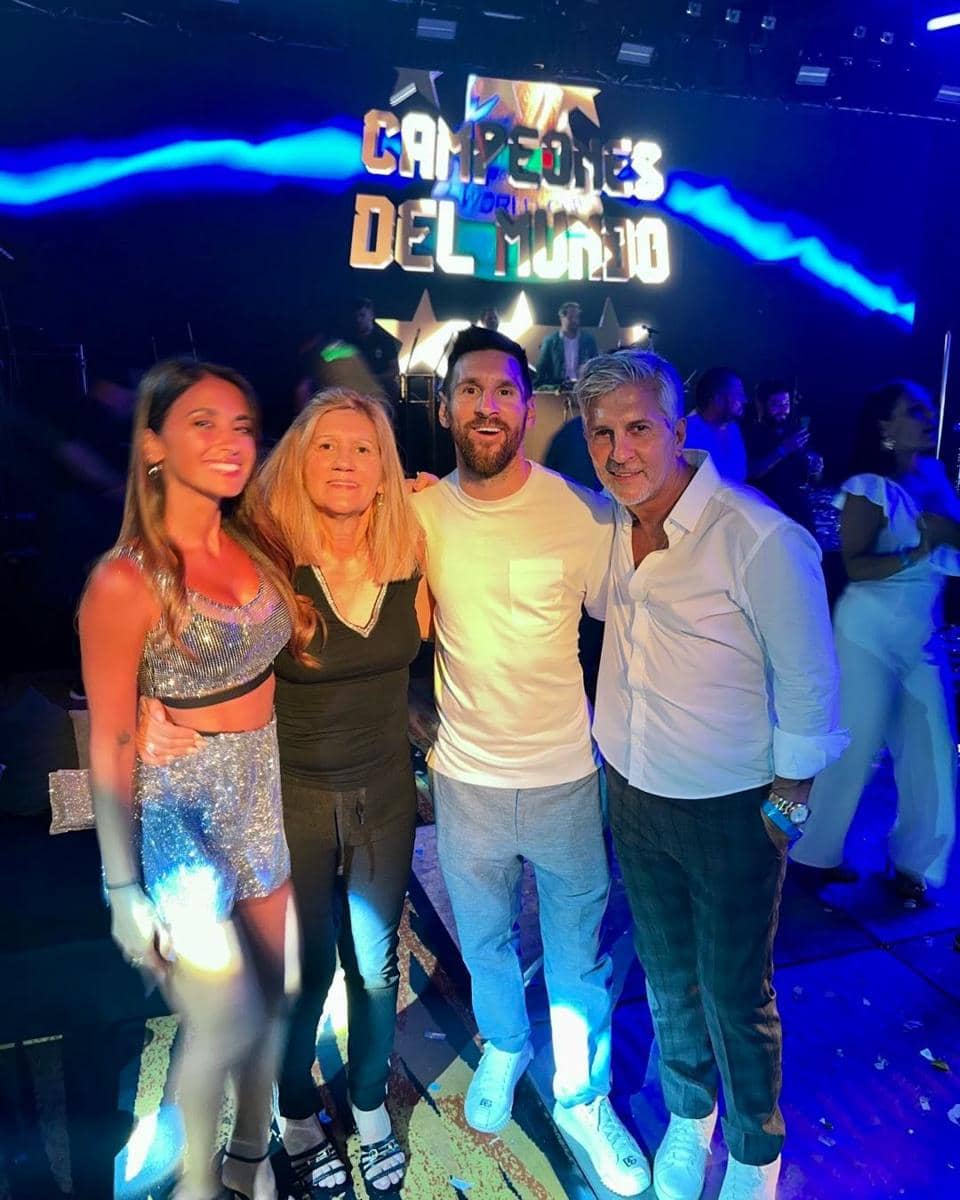 Lionel Messi muda berpose bersama ayahnya dalam potret kenangan keluarga yang diunggah melalui akun Instagram Jorge Sole.