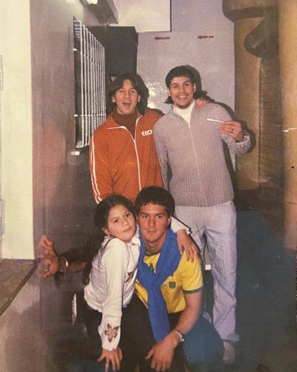 Potret kenangan Lionel Messi bersama ayahnya dalam foto keluarga yang diunggah melalui akun Instagram Jorge Sole.