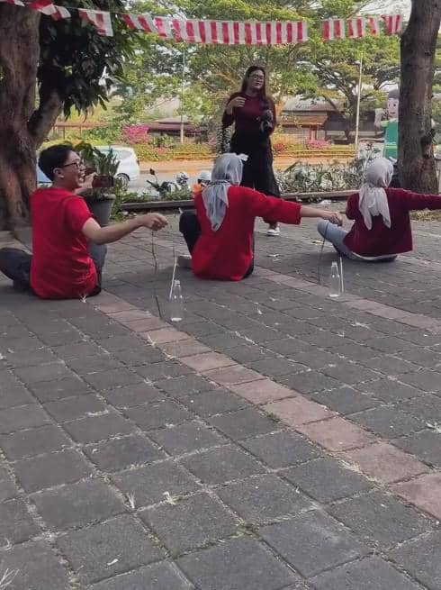 Donna Agnesia dan Karyawan Lomba 17-an (instagram.com/dagnesia)
