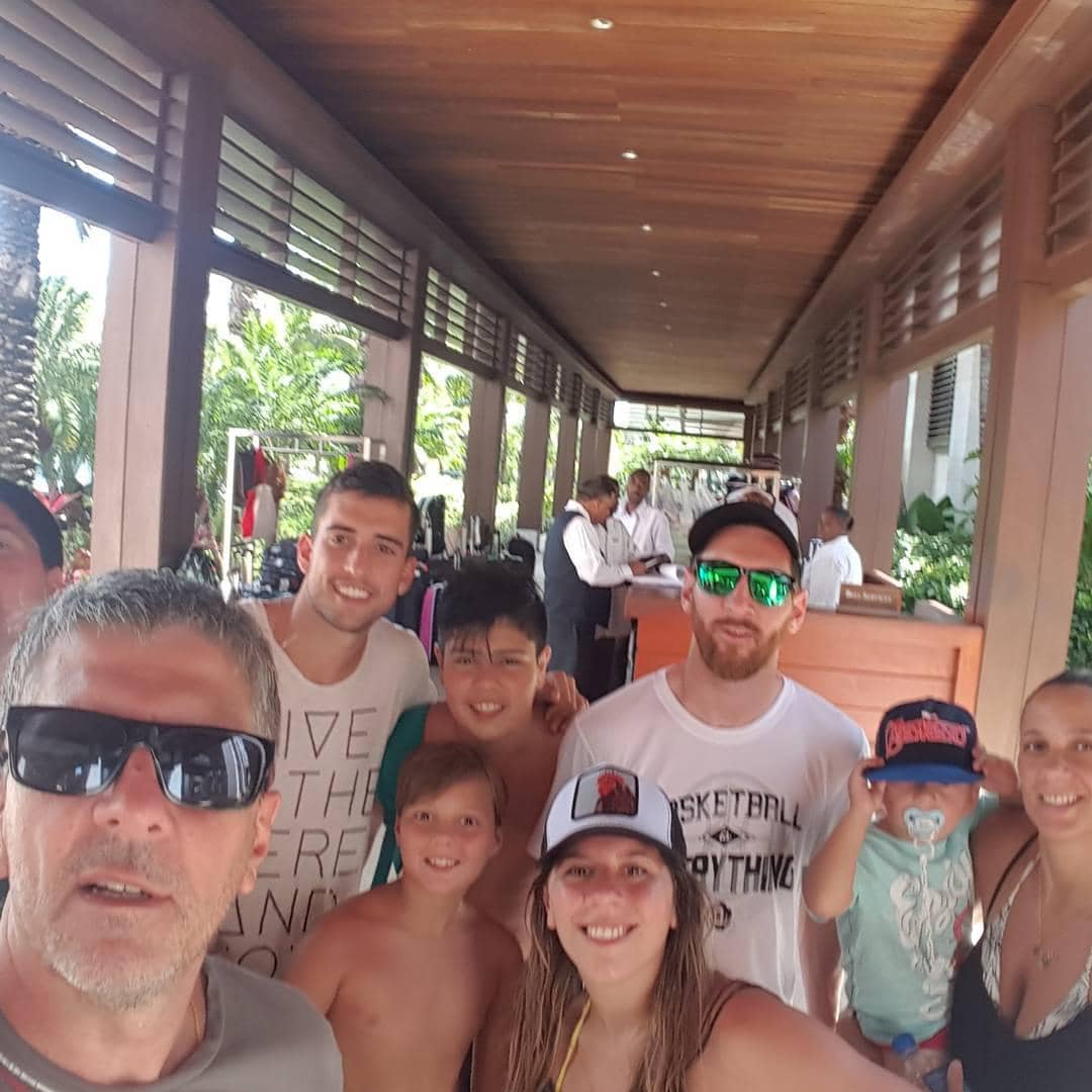 Potret kenangan Lionel Messi bersama ayahnya dalam sebuah foto yang dibagikan melalui akun Instagram.