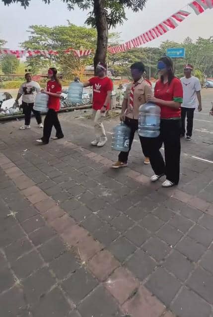 Donna Agnesia dan Karyawan Lomba 17-an (instagram.com/dagnesia)
