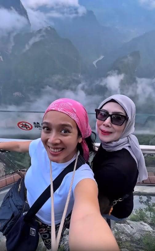 Dhea Ananda menikmati liburan di China dalam unggahan yang dibagikan melalui akun Instagram pribadinya.