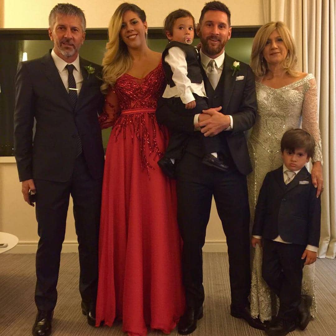Lionel Messi berpose bersama ayahnya dalam potret kenangan yang dibagikan melalui akun Instagram Jorge Sole.