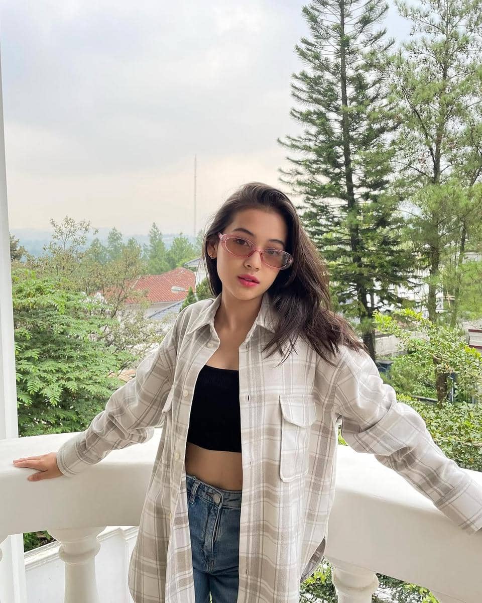 padu padan outfit denim ala Sandrinna Michelle