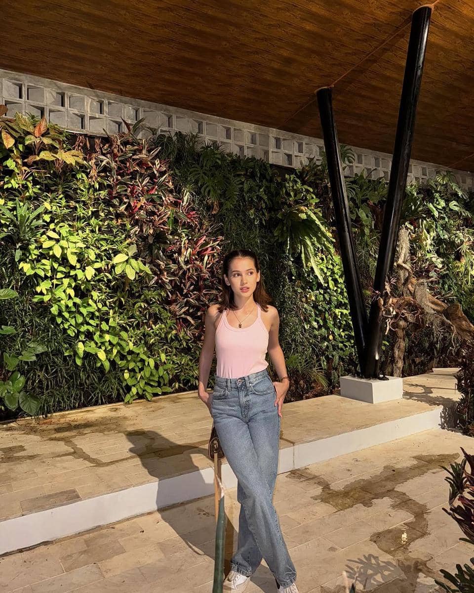 padu padan outfit denim ala Sandrinna Michelle