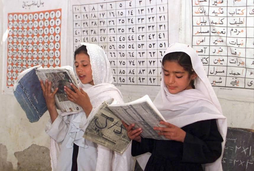 anak perempuan Afghanistan sedang belajar