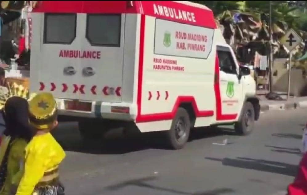 Tangkapan layar dari video insiden ambulans menabrak bocah saat karnaval HUT RI di Jalan Sultan Hasanuddin, Kelurahan Sawitto, Kecamatan Wat