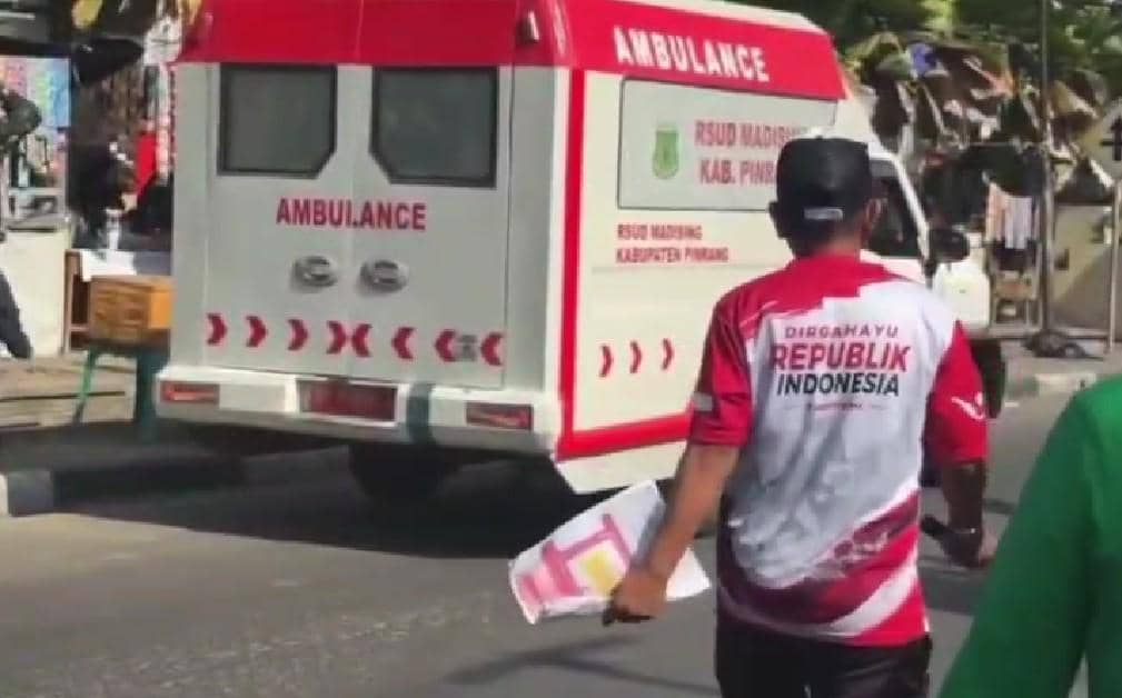 Ambulans Bawa Pasien di Pirnang Tabrak Bocah saat Karnaval HUT RI