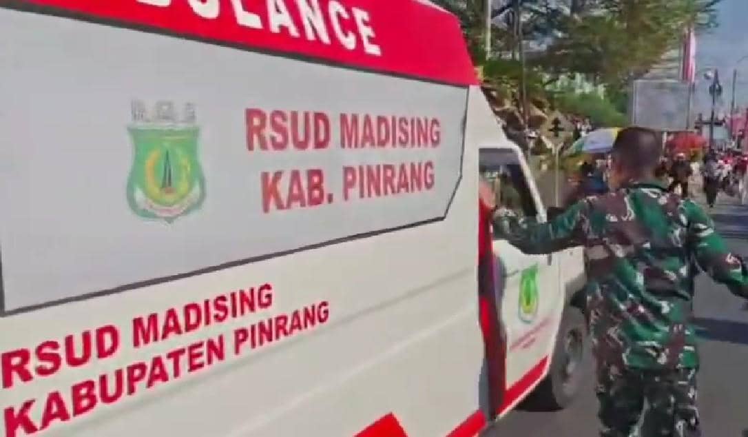 Tangkapan layar dari video insiden ambulans menabrak bocah saat karnaval HUT RI di Jalan Sultan Hasanuddin, Kelurahan Sawitto, Kecamatan Wat