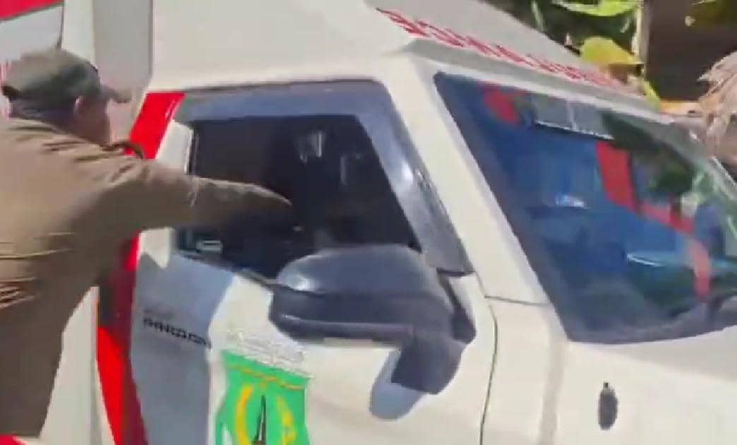 Tangkapan layar dari video insiden ambulans menabrak bocah saat karnaval HUT RI di Jalan Sultan Hasanuddin, Kelurahan Sawitto, Kecamatan Wat