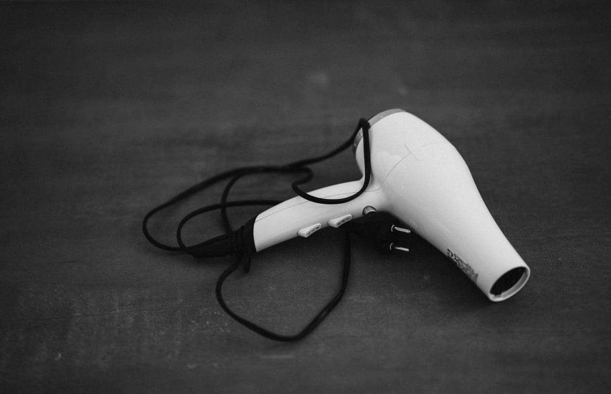 Ilustrasi hair dryer putih