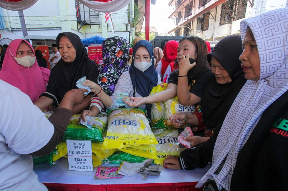 Ilustrasi warga mengantre untuk membeli bahan pangan saat Gerakan Pangan Murah dan Pasar Murah. (ANTARA FOTO/Didik Suhartono)