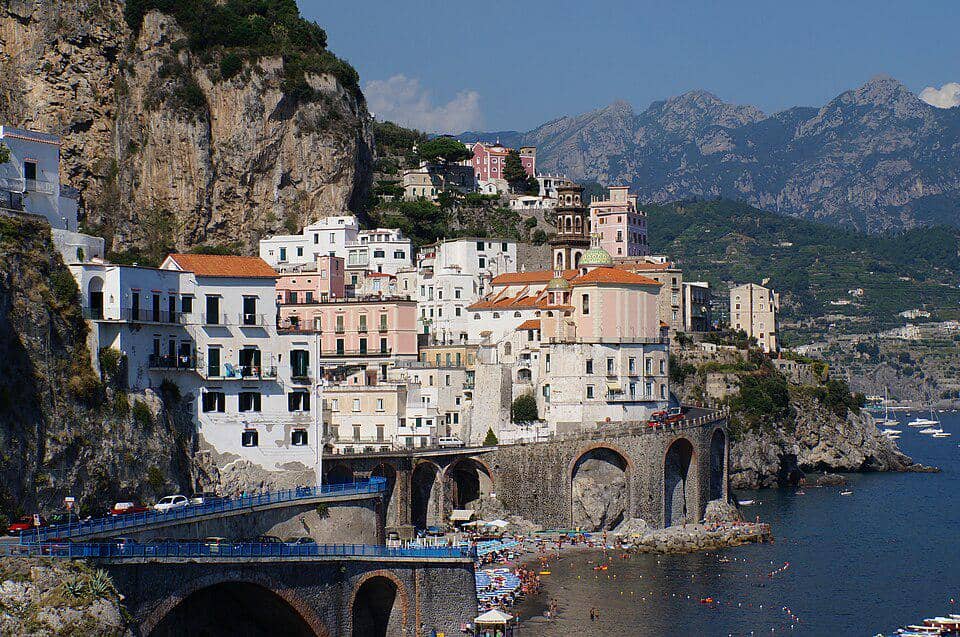 Desa Atrani di Italia