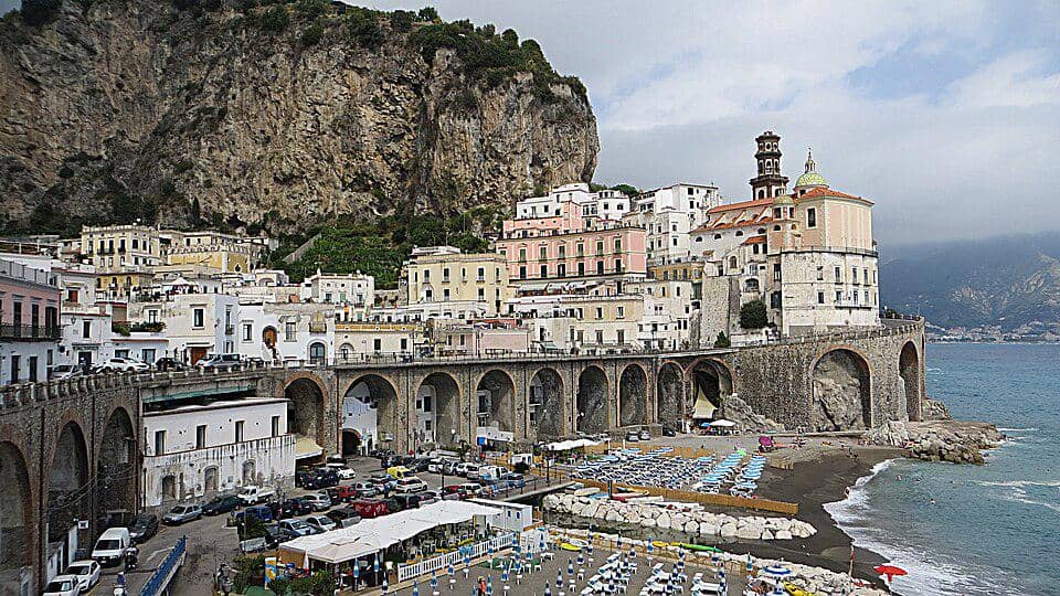 Desa Atrani di Italia