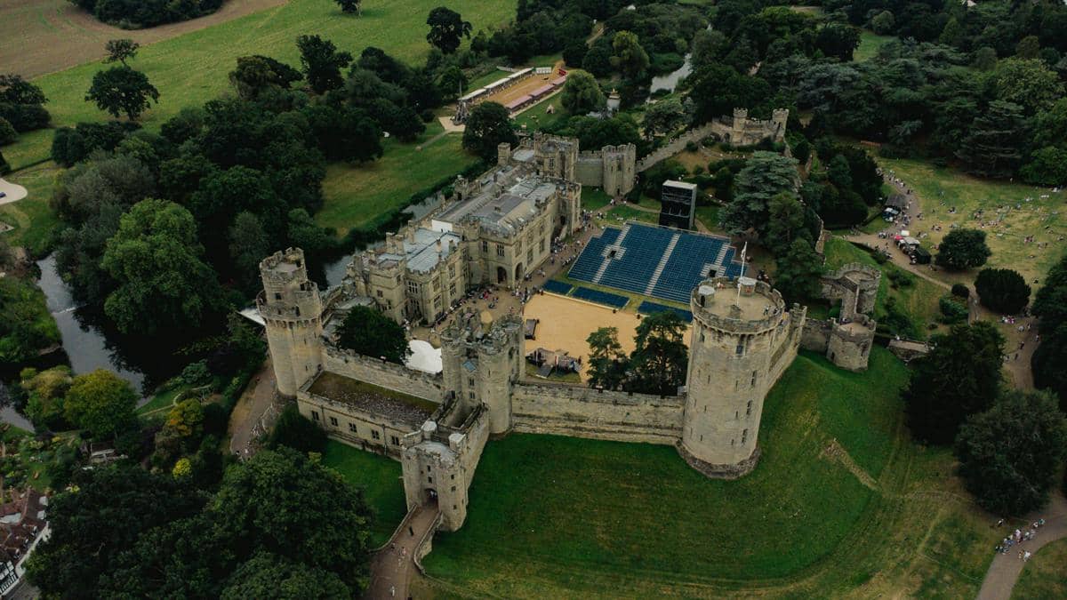 ilustrasi Warwick Castle