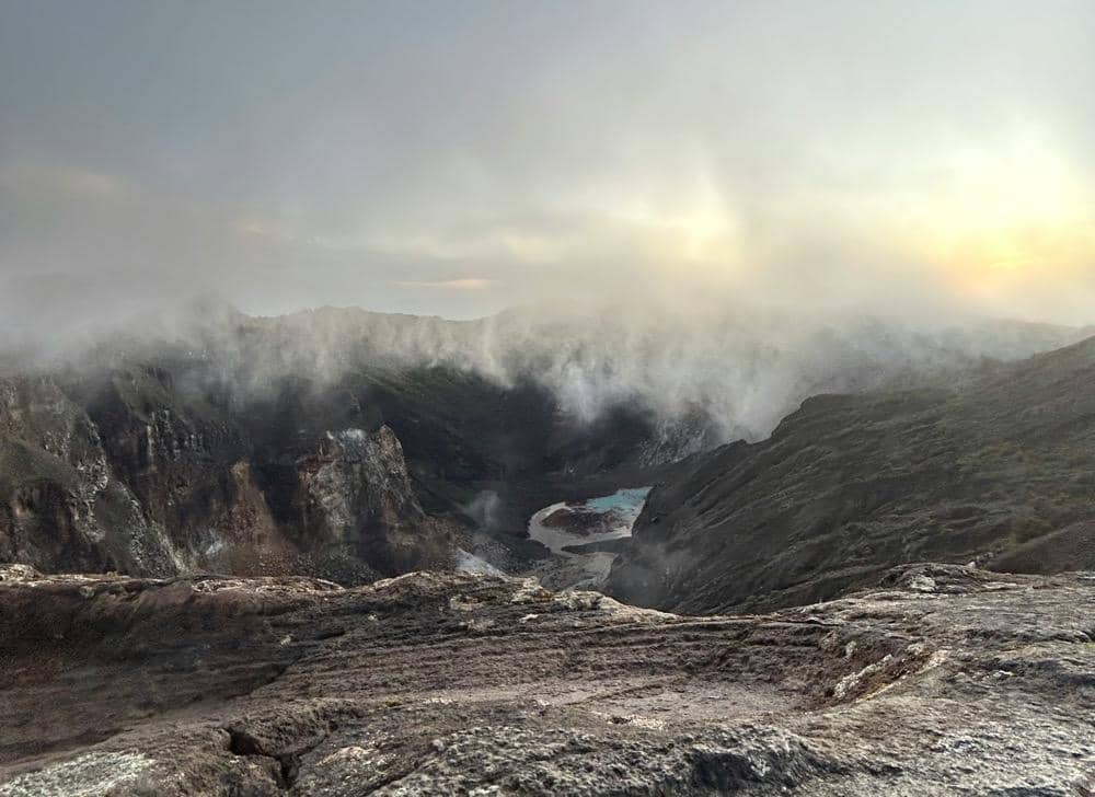 ilustrasi pemandangan dari puncak Gunung Ciremai