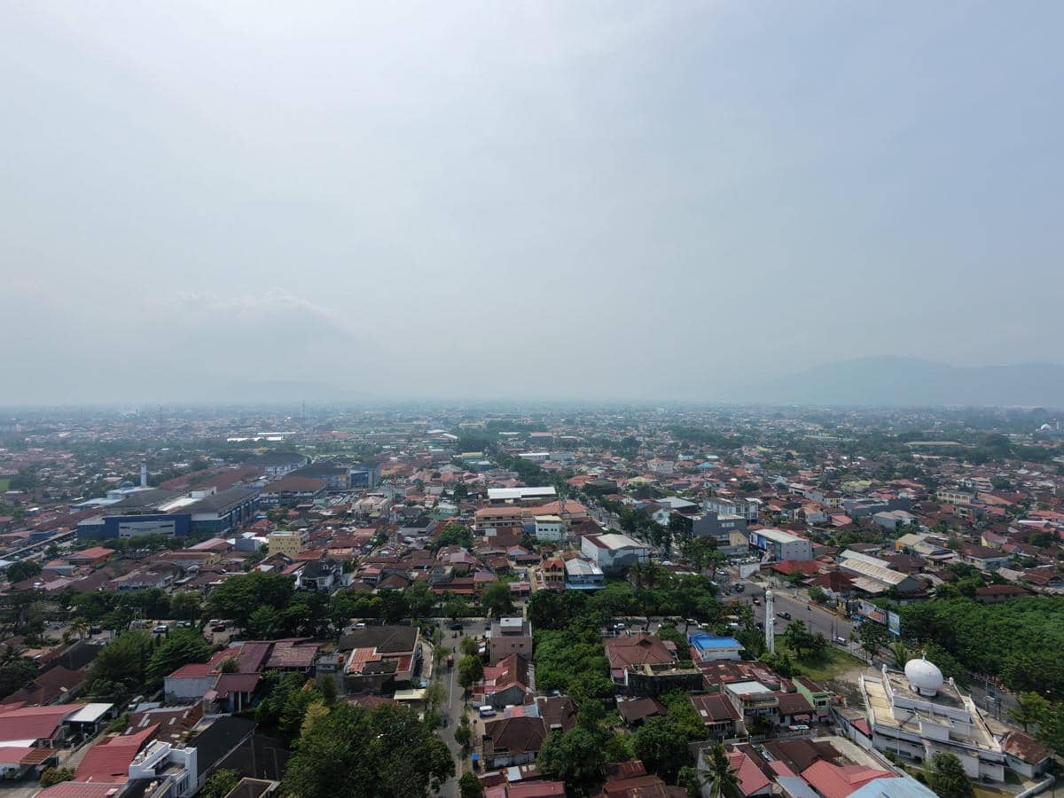 Kota Padang diselimuti kabut asap (Foto: IDN Times/Halbert Caniago)