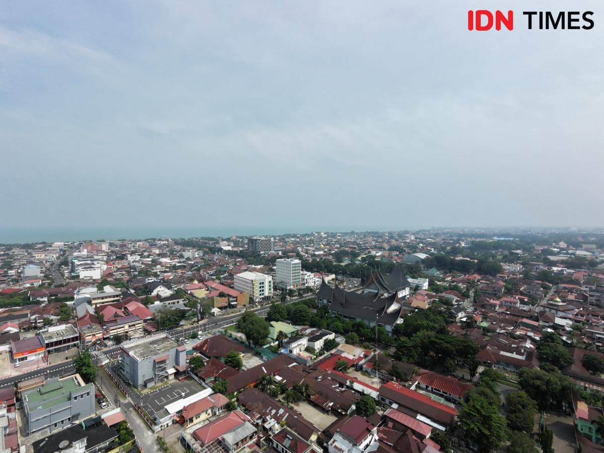 Langit Sumbar Diselimuti Kabut Asap Kiriman dari Provinsi Tetangga