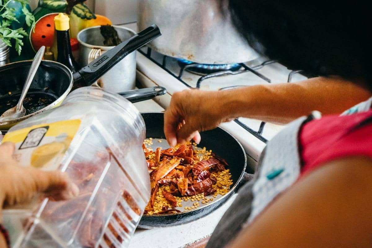 Ilustrasi memasak nasi briyani dengan bahan-bahan yang disiapkan di dapur untuk hidangan nasi berbumbu.