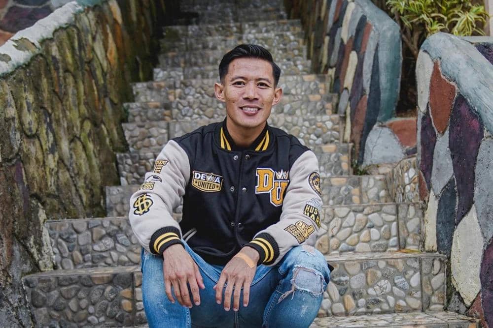 Henhen Herdiana saat diperkenalkan sebagai pemain baru Dewa United di musim 2023/2024.