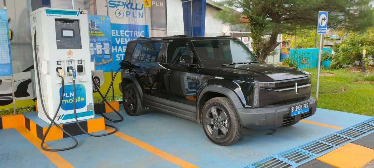 mobil chary j6 sedang menggisi daya baterai