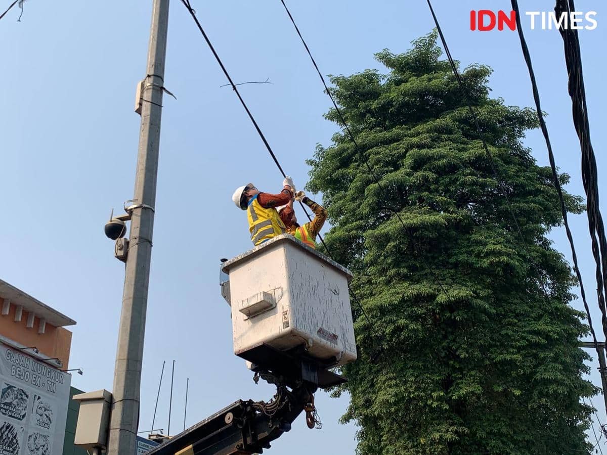 Petugas Pemerintah Kota Tangerang Selatan menggunting kabel ilegal, sementara penyedia layanan terancam sanksi.