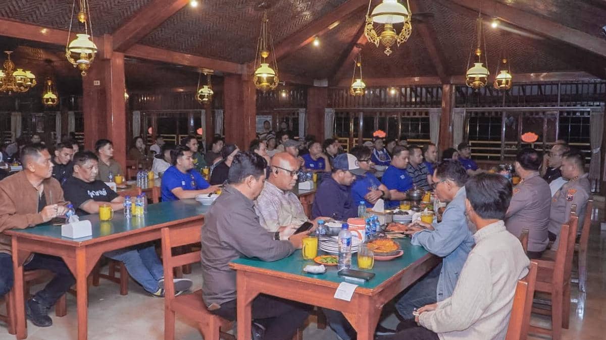 Pertemuan kelompok suporter Aremania dan Bonek Mania usai kerusuhan yang terjadi di Pasuruan.