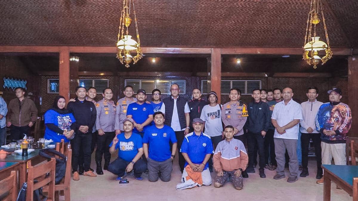 Sejumlah anggota Aremania dan Bonek Mania duduk bersama dalam pertemuan pascakerusuhan di Pasuruan.