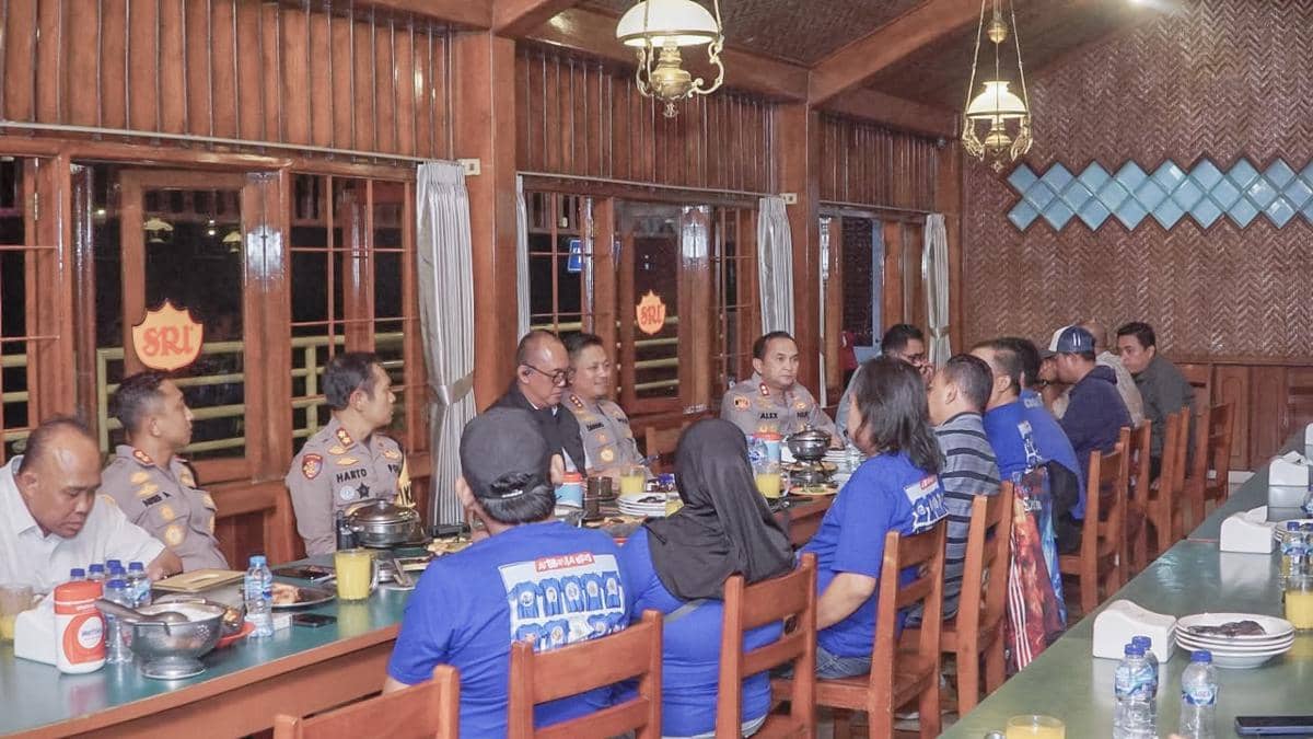 Sejumlah anggota kelompok suporter Aremania dan Bonek Mania mengikuti pertemuan usai kerusuhan di Pasuruan.